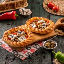 جبنة كردية ( سلطة زيتون اخضر مع جبنة بلدي )